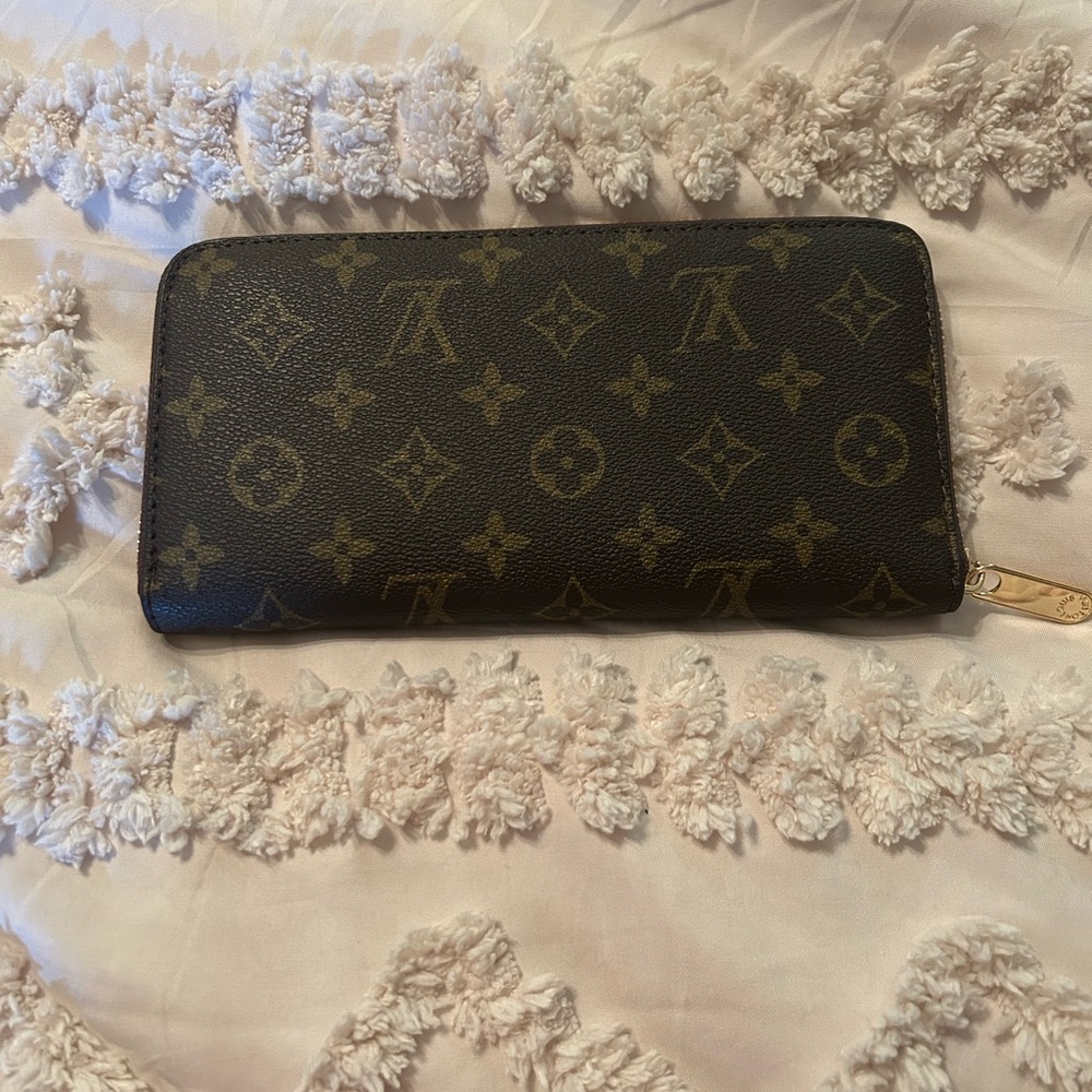 Chic Black Zip-Around Wallet - Picture 2 of 2